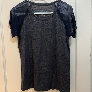 Oiselle Hawkeye Mesh Sleeve Tee, W’s size Large